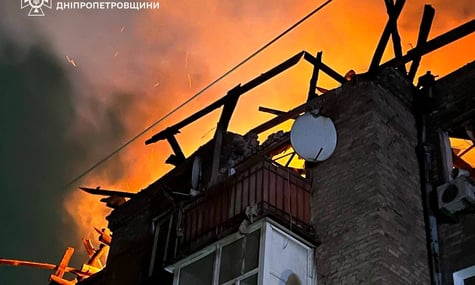 Окупанти масовано вдарили по Камʼянському на Дніпропетровщині: поранені люди, тривають рятувальні роботи