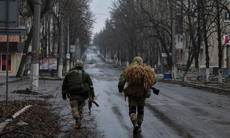 Окупанти роблять усе, щоб у Бахмуті не залишилося жодної цілої стіни — Зеленський
