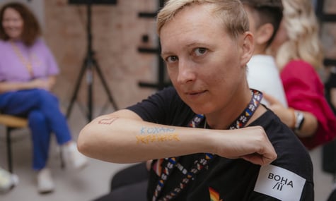 У харківському метро чоловік погрожував ЛГБТ-активістці предметом, схожим на пістолет