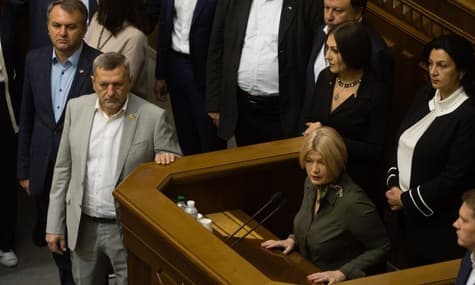Фракция Порошенко заявляет, что «слуга» мотовилец «поднял руку» на депутатку. В монобильшости отрицают
