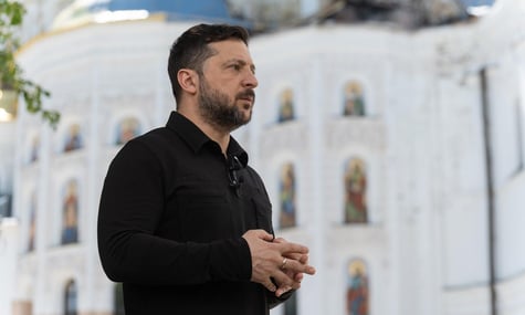 «Можна ми між вдячностями будемо захищати вас?». Зеленський прокоментував рішення Навроцького щодо позбавлення ордена