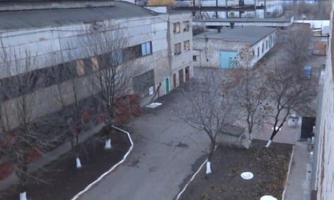 Був в'язнем «Ізоляції», а потім став катувати інших. Уродженця Донецька, який із 2021 року живе у Франції, звинуватили у злочинах проти людяності