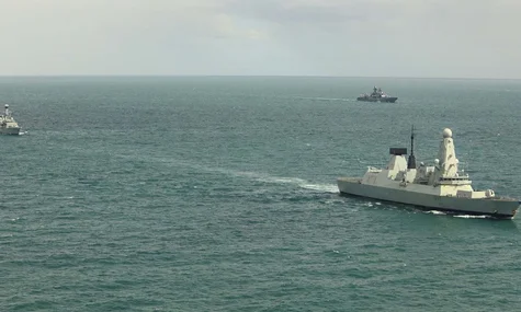 Британські судна HMS Duncan, HMS St Albans and HMS Severn, які протягом 72 годин стежили за російськими кораблями