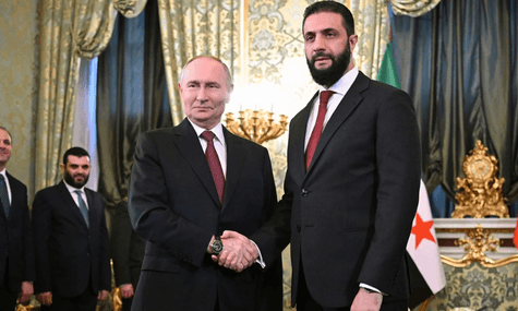 Глава рф володимир путін тисне руку тимчасовому президенту Сирії Ахмеду Хусейну аш-Шараа