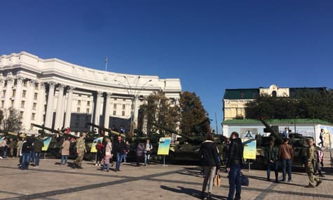 На Михайлівській площі відкрили виставку військової техніки до Дня захисника України