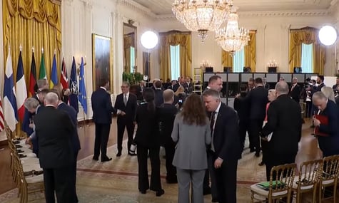«Як би це божевільно не звучало». Мікрофон випадково зловив слова Трампа після зустрічі із Зеленським