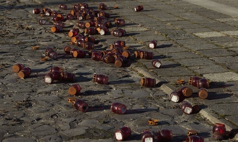 Пошкоджені лампадки біля музею «Територія Терору» у Львові Пошкоджені лампадки біля музею «Територія Терору» у Львові