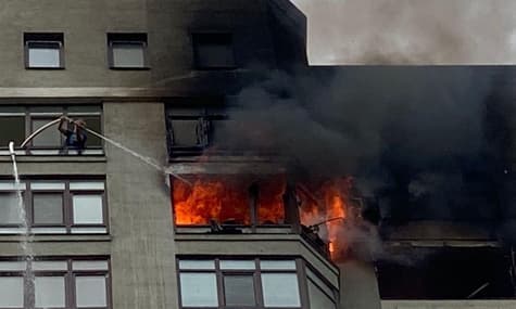 В столице вспыхнул пожар в многоэтажке у посольства США. Владельца квартиры спасли