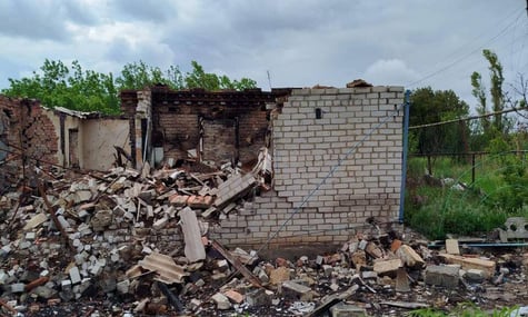 Пошкоджена будівля на Донеччині