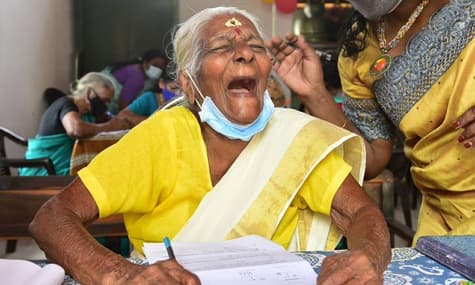 104-летняя женщина из Индии осуществила свою мечту: научилась читать, писать и даже сдала школьный экзамен