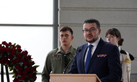 Очільник Українського інституту національної пам’яті Олександр Алфьоров під час церемонії ексгумації праху Андрія Мельника і Софії Федак-Мельник