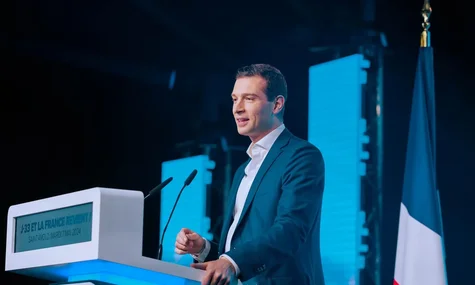 У Франції чоловік розбив яйце об голову лідера проросійської партії під час презентації книжки. Нападника затримали