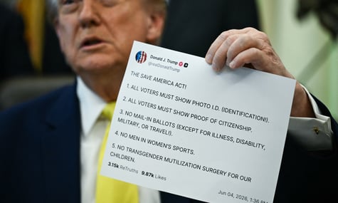 Президент США Дональд Трамп тримає роздруковану копію допису зі свого акаунта в Truth Social