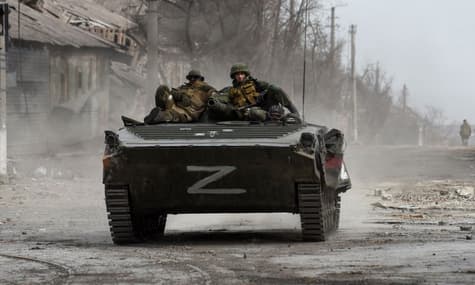 Окупанти активно готуються до наступу на Запорізькому напрямку, до Мелітополя завезли застарілі танки — ОВА