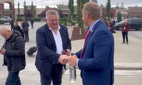 Американському журналістові, який питав у Зеленського про костюм, росіяни на Алясці подарували горілку