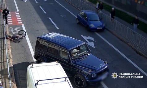 Водій Mercedes їде з місця події після побиття велосипедиста у Києві Водій Mercedes їде з місця події після побиття велосипедиста у Києві