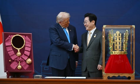 Південна Корея зустріла Трампа із золотою короною. Йому вручили найвищу нагороду країни