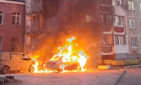 У Чернігові БпЛА влучив у багатоповерхівку: виникла пожежа