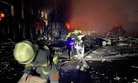 Унаслідок обстрілу у Києві спалахнула пожежа. Загинули щонайменше чотири людини (ДОПОВНЕНО)