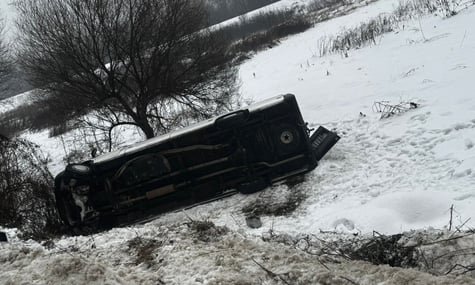 Мікроавтобус, що перекинувся на Закарпатті
