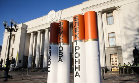 Народні депутати пропонують повністю заборонити в Україні електронні сигарети