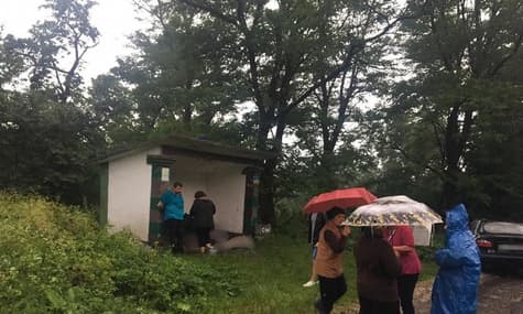 В Ивано-Франковской области молния попала в остановку, три человека погибли