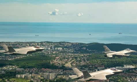 Польща офіційно прийняла на озброєння американські F-35. Винищувачі пролетіли над найбільшими містами