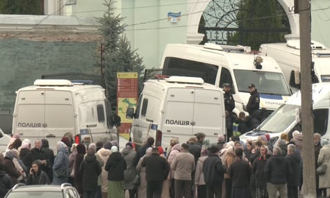 На Волині УПЦ МП виселили із середньовічного собору: чиновники зайшли всередину та почали заміну замків