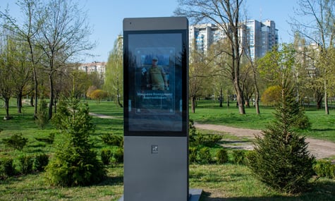 «Не цікавлять якісь картинки». Підлітки в Броварах ввімкнули музику біля меморіалу загиблим військовим