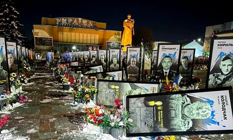 У Рівному жінка перекидала портрети загиблих героїв, бо вони її «дратували» — поліція