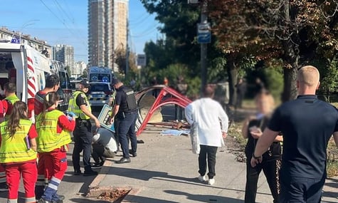 У Києві авто «на повній швидкості» в'їхало в маршрутку, а потім — у зупинку. Є загиблі