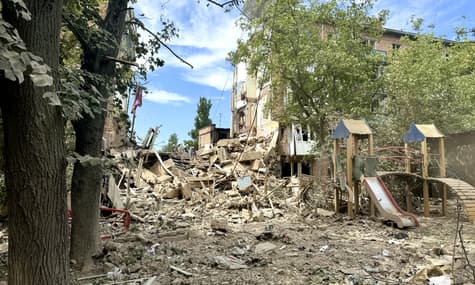 В Шевченковском районе Киева полностью разрушен подъезд дома. Из-под завалов слышны крики людей