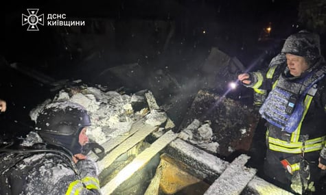 На Київщині рятувальники дістали з-під завалів цілу родину