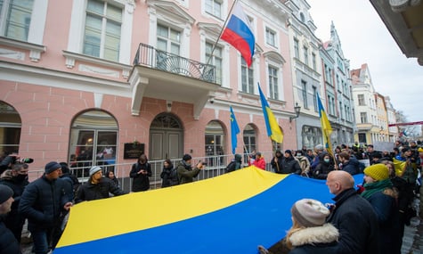 В Естонії знищать український прапор, який 2023 року висів біля російського посольства і на якому написали «слава росії»
