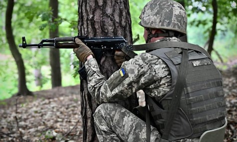 Стосується і тих, хто воював на боці України. ЄС побоюється поширення зброї з українського фронту — Euronews