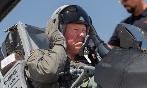 Командувач американських ВПС політав на F-16, яким під час повітряного бою керував штучний інтелект