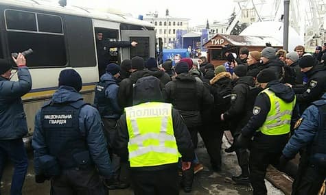 У Києві перед зустріччю Тимошенко з виборцями затримали активістів з плакатами «Хто замовив Катю Гандзюк?»