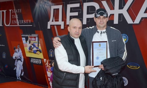 «Постановне відео для довбо*обів». Почесного голову НОК у Київській області звинуватили у катуванні людей на камеру, він заперечує