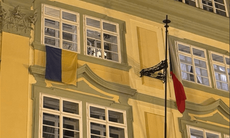 У Чехії новий спікер зняв прапор України з парламенту. У відповідь депутати вивісили синьо-жовті прапори з вікон будівлі