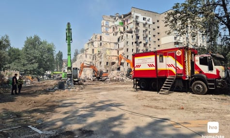 Ще десяток людей шукають після атаки по Києву. Операція триватиме «стільки, скільки буде потрібно» — Зеленський