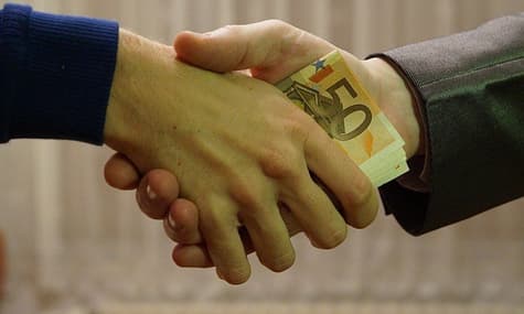 Правоохранители устроили обыски у главы Харьковского облсовета. Второго подозреваемого по делу о взятке взяли под стражу