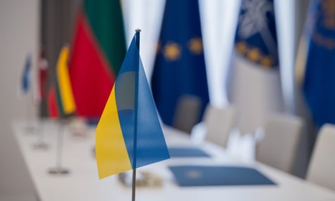 Показав негативне ставлення до біженців. Ексмігрант украв український прапор та розбив авто литовця, бо думав, що воно належить українцям