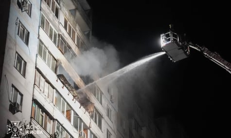 Окупанти поцілили по багатоповерхівці у Деснянському районі Києва, 8 жовтня 2026 року