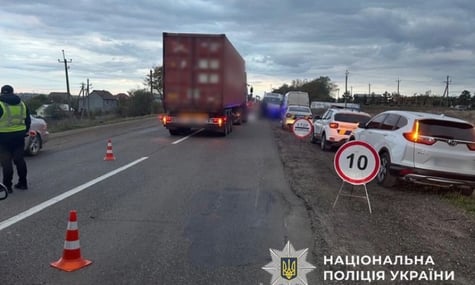 На Одещині вантажівка наїхала на двох військових на блокпості. Вони загинули