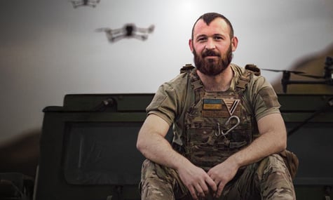 «росіяни лежать, ніхто їх не забирає. Вони потрібні лише воронам і лисам» — пілот дрона, який працює на лінії зіткнення