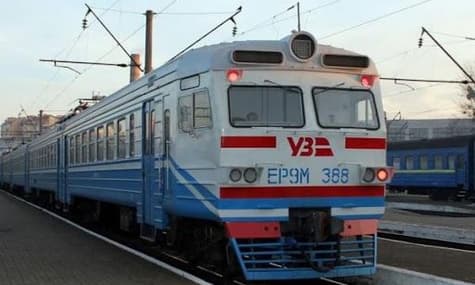 На Черкащині поїзд збив школярку, яка переходила колію в навушниках. Зараз вона в лікарні з важкими травмами