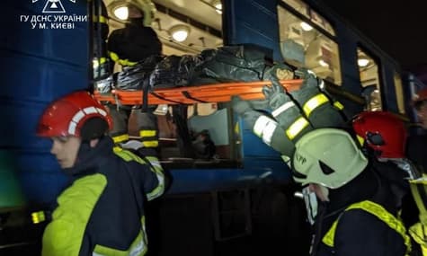 Мужчина, попавший под поезд в киевском метро, погиб