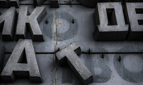 російська більше не захищена в Україні Європейською хартією мов. Що це означає?