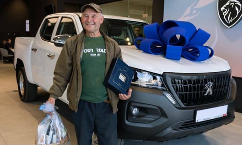 Гороховський подарував новий пікап переселенцеві з Донеччини, який «умістив все життя» в старий ВАЗ