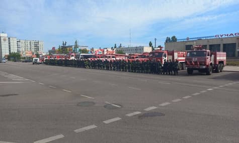 В Энергодаре пожарные вышли на протест из-за похищения начальника отряда. Их начали разгонять